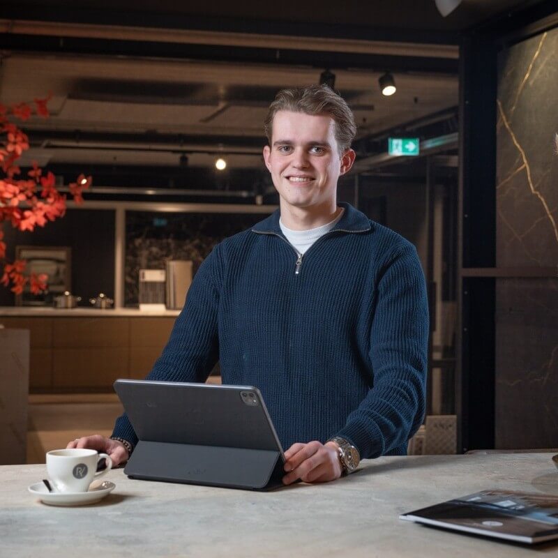 Tijn Brinks in de Pineto-showroom